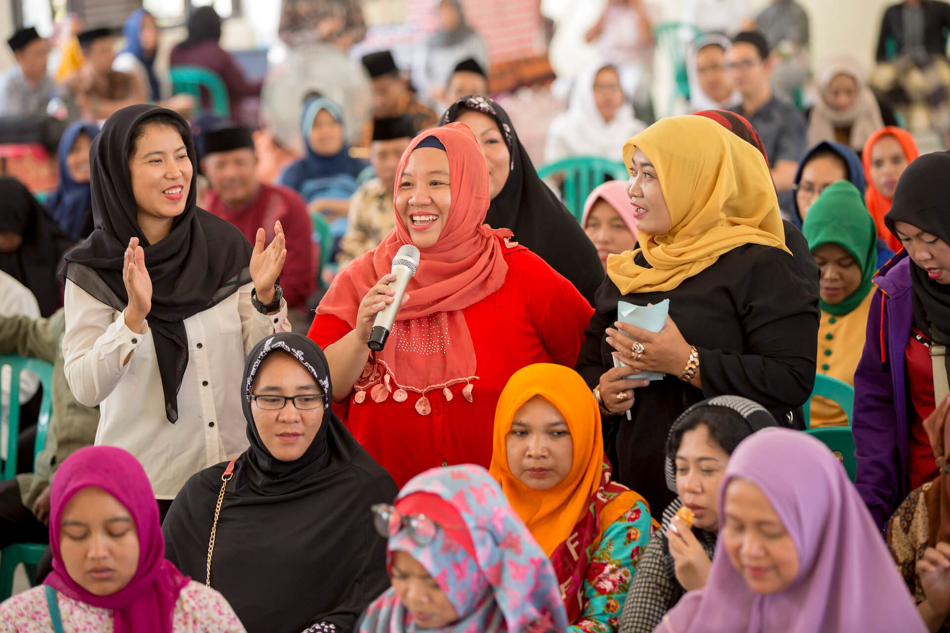 Une scène de discussions communautaires lors du rassemblement massif à Pesantren Annuqqayah - l'un des plus anciens internats islamiques du pays - sur la façon dont les femmes contribuent à la paix dans leurs communautés.