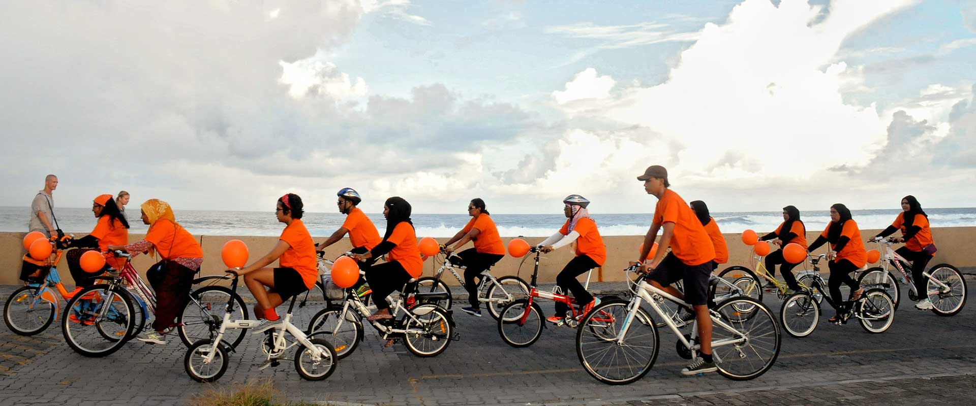 Rallye cycliste aux Maldives pour célébrer les 16 Jours d'activisme pour mettre fin à la violence contre les femmes et les filles. Photo : UN RCO Maldives/Lara L. Hill