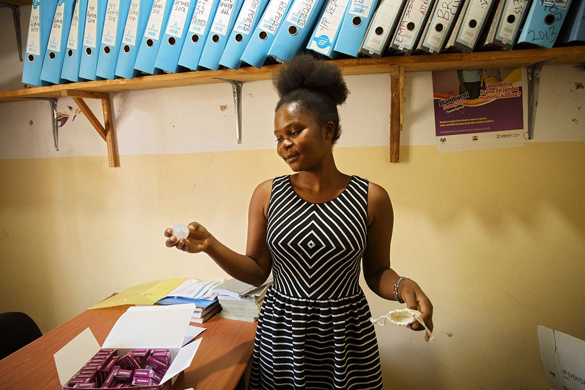 Moving the Goalposts in Kilifi, au Kenya, est une ONG dirigée par des femmes qui organise des programmes sportifs avec les jeunes, où sont abordées les questions d’hygiène et de santé sexuelle et reproductive. Photo : ONU Femmes/Ryan Brown