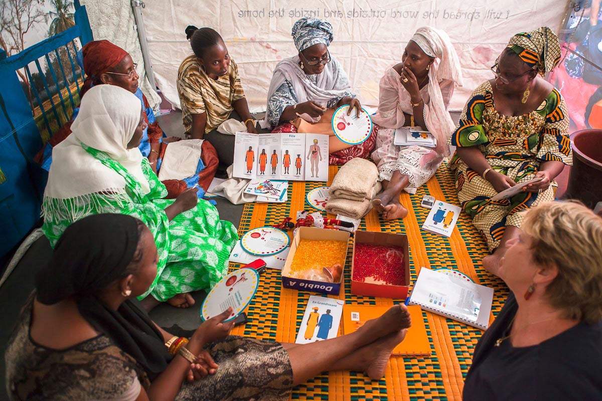 En 2014, en el Senegal, varios profesionales del gobierno participan en un taller de capacitación de formadores sobre la gestión de la higiene menstrual, impartido por un programa conjunto sobre género, higiene y saneamiento diseñado e implementado por el Consejo de colaboración para el abastecimiento de agua potable y el saneamiento (WSSCC) y ONU Mujeres en África Occidental y Central. Este taller tiene por objeto fortalecer sus capacidades orientadas al saneamiento y la higiene de las mujeres y niñas.