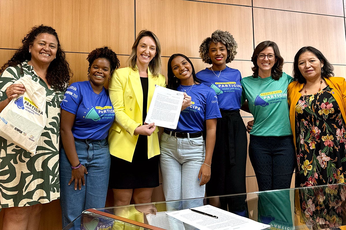 At a meeting with officials from Brazil's Ministry of Women (MM) the young OWLA Participate leaders presented and discussed their proposals with government officials, including safe sports projects for girls and tackling racism in sports. 