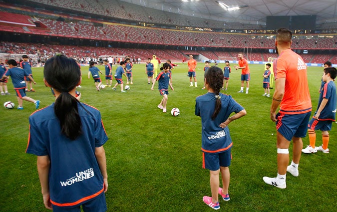 Jouer pour l'égalité des sexes avec le Valencia Club de Fútbol | ONU Femmes
