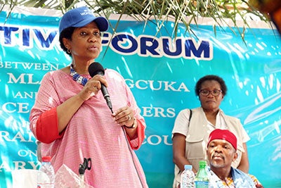 UN Women Executive Director Phumzile Mlambo-Ngcuka congratulated women leaders of the Little Bassa Peact Hut for their resilience during the Ebola Virus outbreak. Photo: UN Women/Stephanie Raison