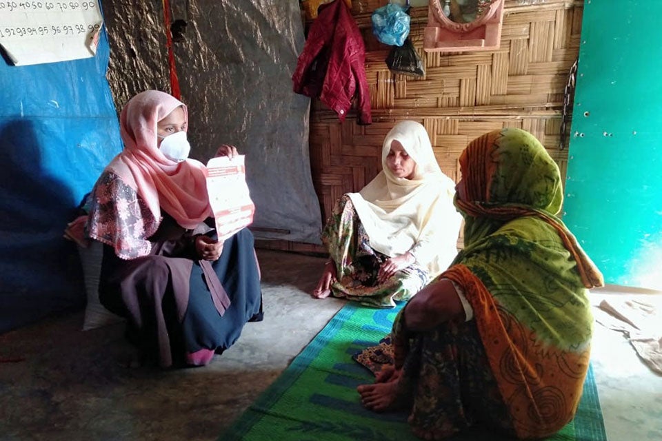 Les femmes se mobilisent pour prévenir la propagation du Covid-19 dans les  camps de réfugiés rohingyas déjà surpeuplés | ONU Femmes