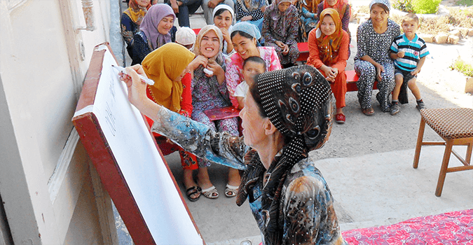 Leader d’un groupe de femmes soutenu par le partenaire Alliance de l’Asie Centrale pour l’Eau au Kirghizistan dans un atelier sur le leadership des femmes dans la gouvernance locale. Photo aimablement fournie par l’Alliance de l’Asie Centrale pour l’Eau / Kanykei Abazkhanova.