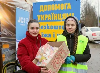 Tatiana Costei (right), 32, is a member of JCI Ungheni and a volunteer at the Sculeni border crossing between the Republic of Moldova and Romania. Photo: UN Women Moldova/Vitalie Hotnogu 