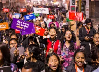Cientos de personas se congregan en Janakpur (Nepal), en 2019 para participar en una marcha y cantar consignas con el fin de llamar la atención sobre la necesidad de reclamar derechos de las mujeres y acceso a espacios públicos seguros.