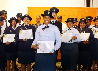 Agentes se gradúan de un curso de policía con perspectiva de género en Sudáfrica el 1 de diciembre de 2023.