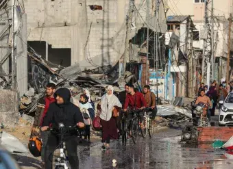 Palestinian citizens return to their homes in eastern Khan Yunis during a temporary ceasefire on 24 November 2023.