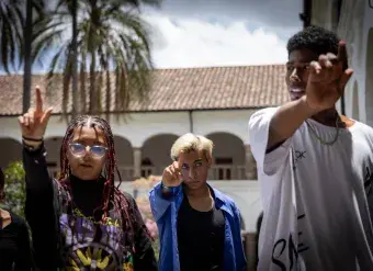 young people perform at a UN Women event in Quito