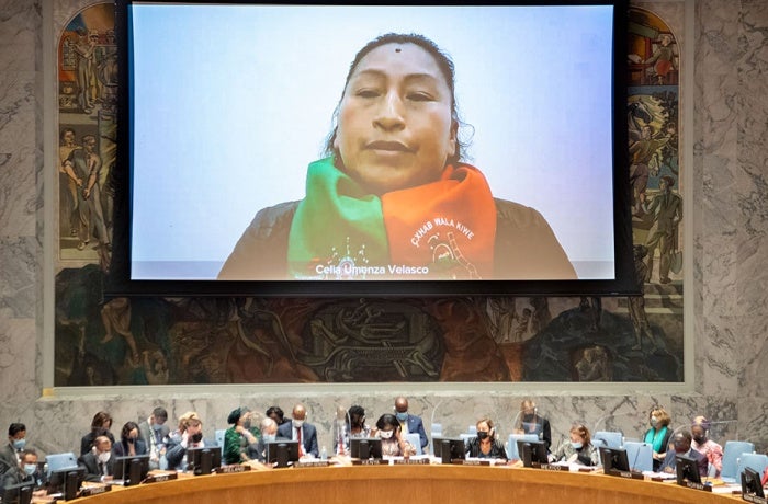 Celia Umenza Velasco, Coordinadora Jurídica del Resguardo Indígena de Tacueyó y Miembro de la Asociación de Cabildos Indígenas del Norte del Cauca (ACIN), pronuncia informes en la reunión del Consejo de Seguridad sobre la mujer y la paz y la seguridad. Foto: Foto de la ONU / Eskinder Debebe