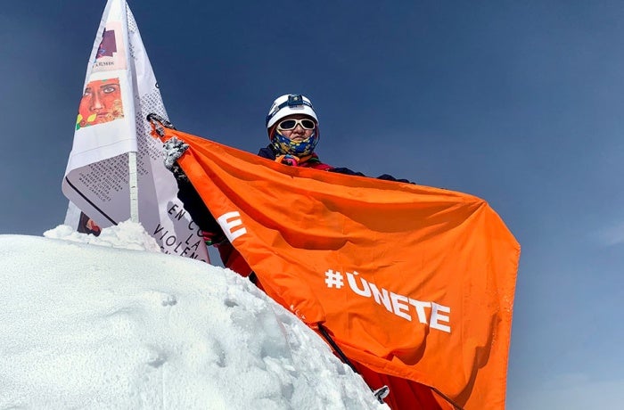 Teodora Mageño displays the orange banner of the United Nations Secretary-General’s UNiTE campaign on the summit of Bolivia’s Huayna Potosí mountain on 22 December 2020.  Photo: UN Women/Jose Ignacion Mateis Balza.