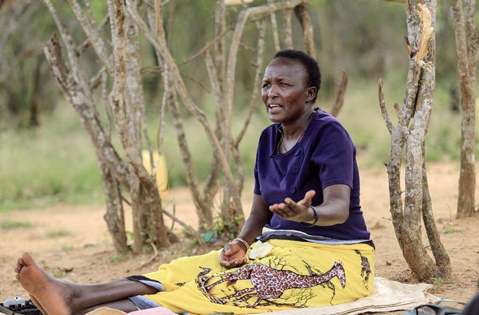 Priscilla Nanagiro partage son expérience des mutilations génitales féminines à Amudat. Photo : Communication for Development Foundation Uganda (CDFU) /B. Ssewankambo