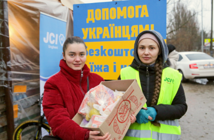 Tatiana Costei (right), 32, is a member of JCI Ungheni and a volunteer at the Sculeni border crossing between the Republic of Moldova and Romania. Photo: UN Women Moldova/Vitalie Hotnogu 