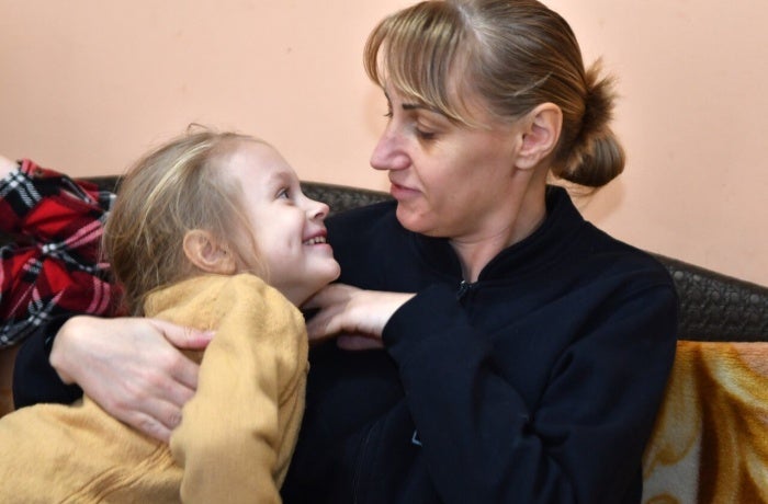 Natalia y su hija, Elena, tras huir de la ofensiva militar en Ucrania. Fotografía: ONU Mujeres/Nadejda Roscovanu.