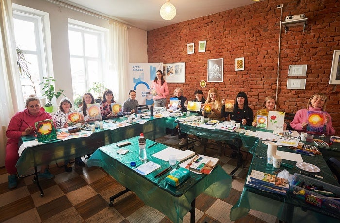 Women share their creative pieces during an art therapy session provided under the Ukraine Safe Spaces for Women pilot project. Photo: NGO D.O.M.48.24/Ivano-Frankivsk 