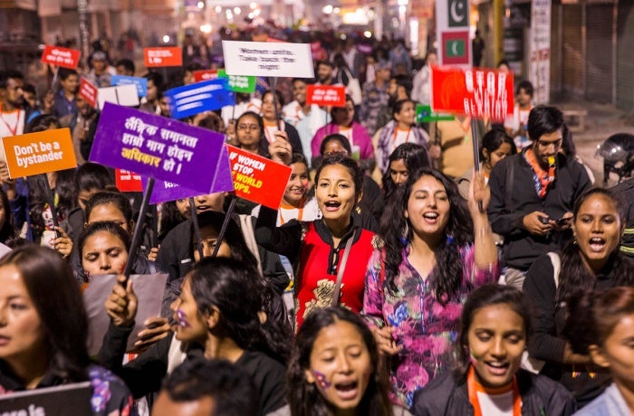 À Janakpur, au Népal, en 2019, une marche a rassemblé des centaines de personnes qui ont scandé des slogans afin d’attirer l’attention sur la nécessité de revendiquer les droits des femmes et leur accès à des espaces publics sûrs.