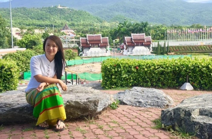 San May Khine, vêtue d’une robe traditionnelle Shan, devant le parc royal Rajapruek à Chiang Mai, en Thaïlande, après avoir animé une émission sur les droits de l’enfant et des femmes. Photo gracieuseté de San May Khine.
